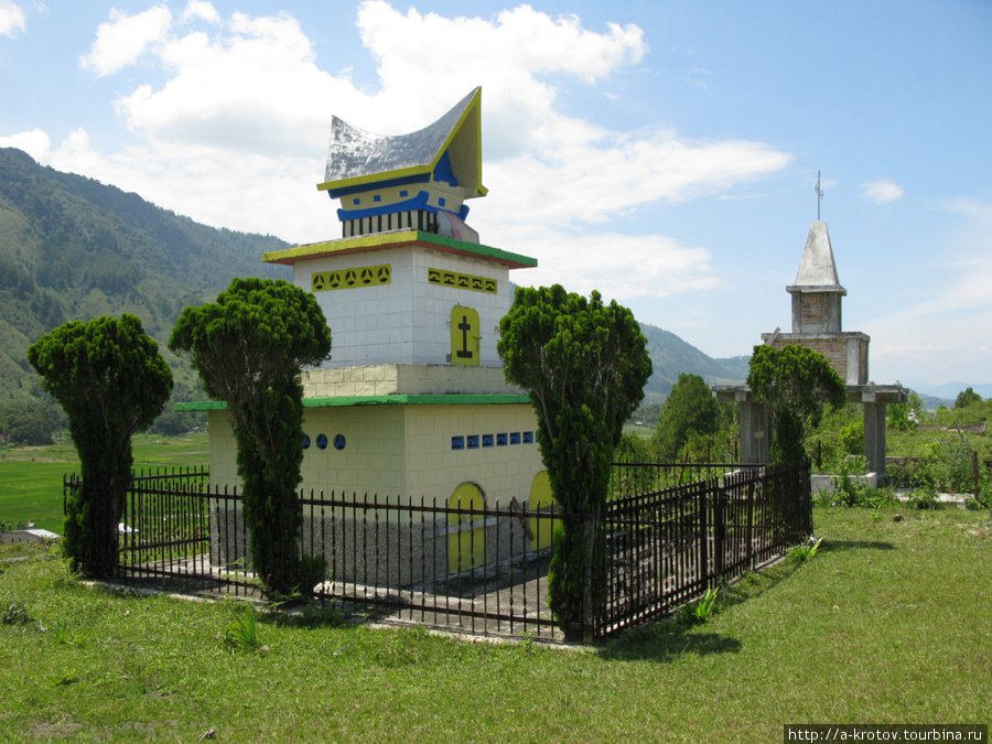 Супер-гробницы на холмах Остров Самосир, Индонезия