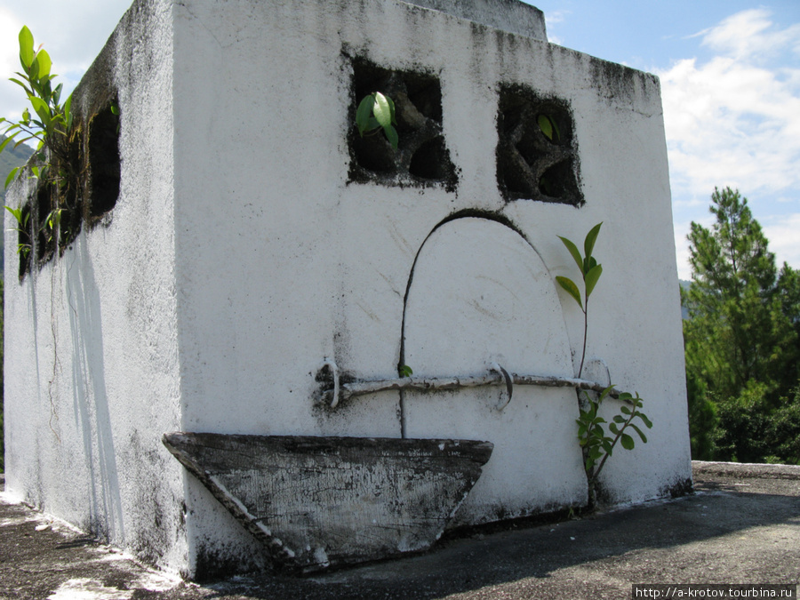 Дверца, чтоб покойник не убежал (похожа на печную заслонку) Остров Самосир, Индонезия