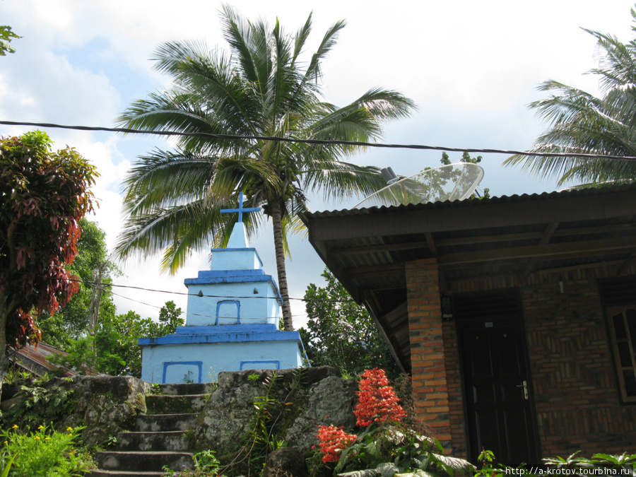 Покойники = ближе к Небу (гробницы на о.Самосир) Остров Самосир, Индонезия