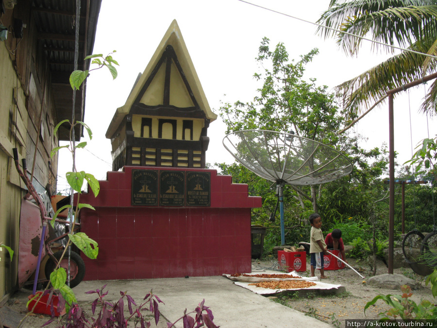Иногда гробница строится рядом с домом Остров Самосир, Индонезия