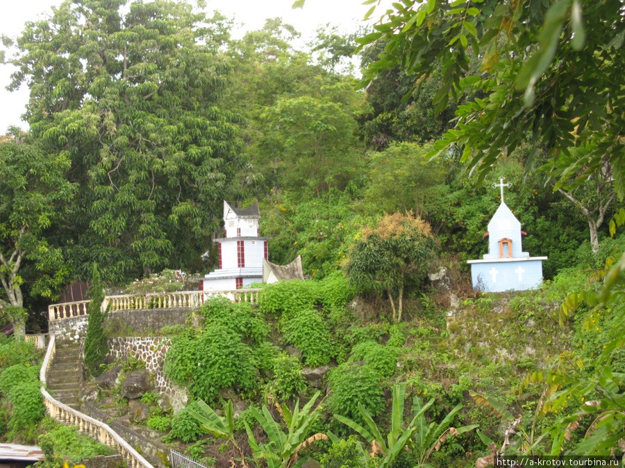 Покойники = ближе к Небу (гробницы на о.Самосир) Остров Самосир, Индонезия