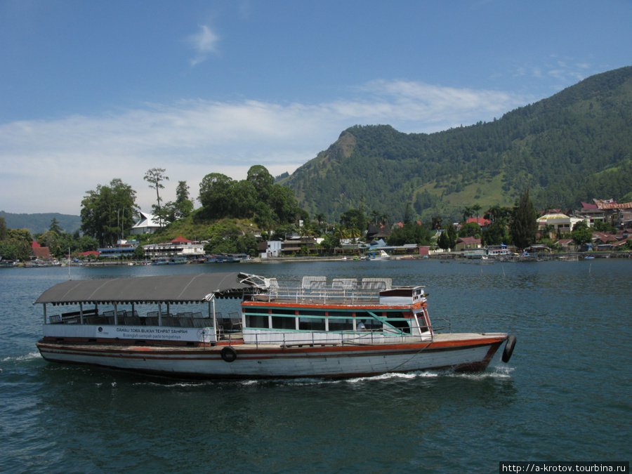 Этот пароходик отвезёт вас в Тук-Тук с материка за 7000 рупий Остров Самосир, Индонезия