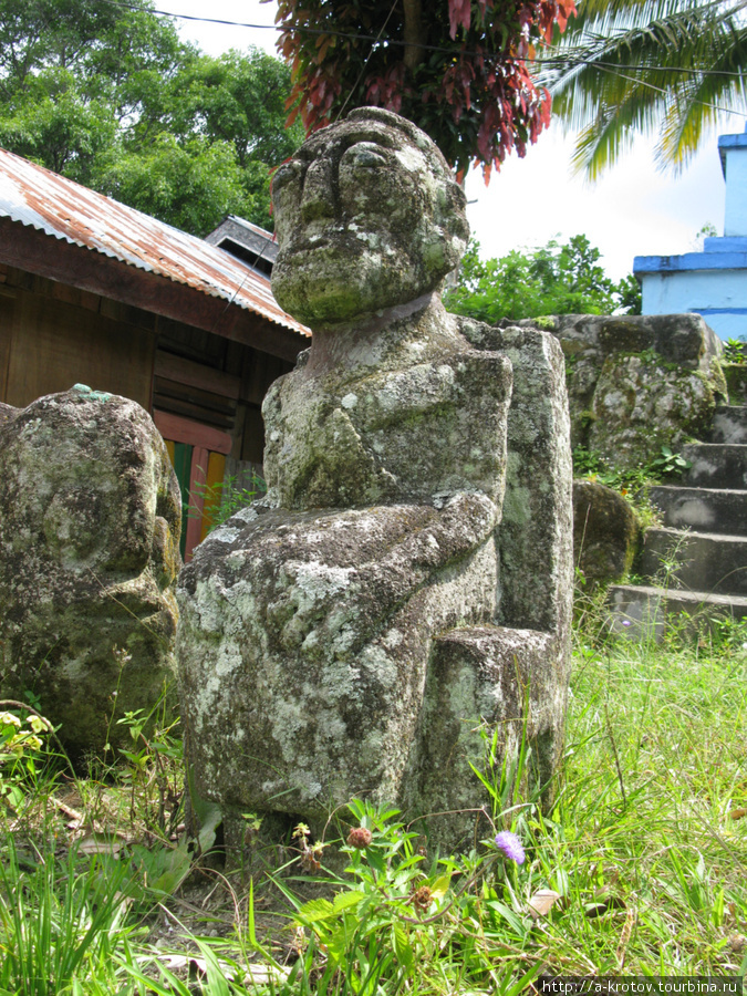 Старинные статуи неизвестных граждан Остров Самосир, Индонезия