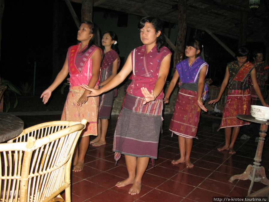 Местные танцовщицы Остров Самосир, Индонезия