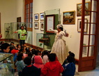 В одном из музеев видел, как необычно проводится урок истории, учительница была одета в наряде того времени, о котором она рассказывала.