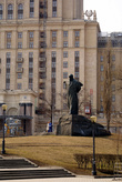 Памятник Шевченко у гостиницы Украина