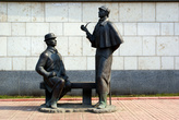 Шерлок Холмс и доктор Ватсон — на набережной Москва-реки