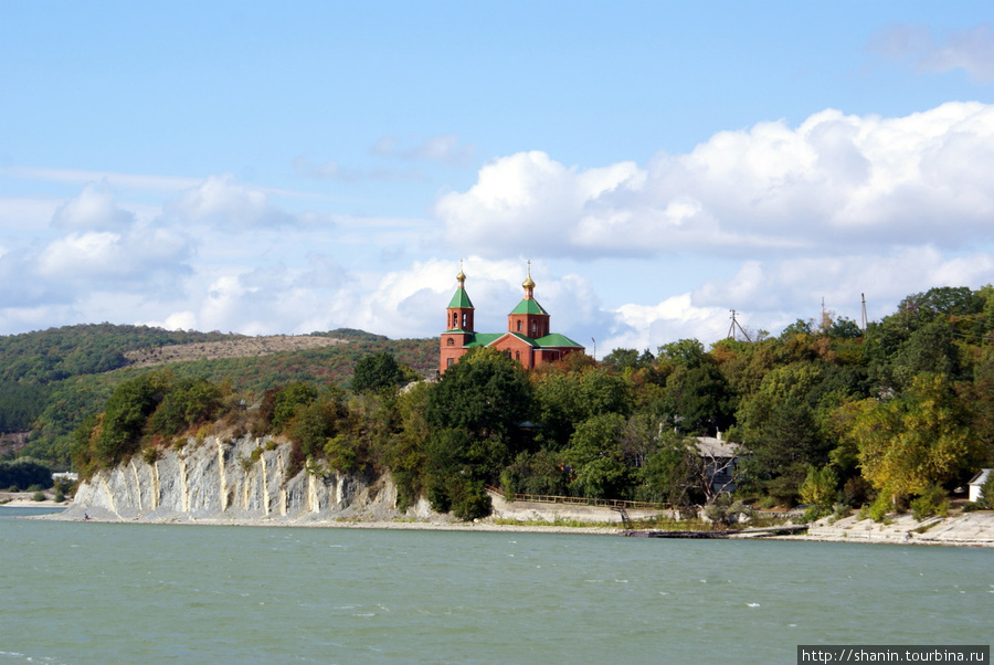 Церковь на берегу озера в Абрау-Дюрсо Абрау-Дюрсо, Россия