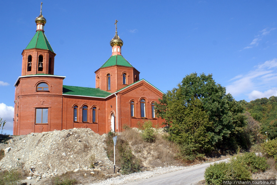 Новая красная кирпичная церковь у озера в Абрау-Дюрсо Абрау-Дюрсо, Россия