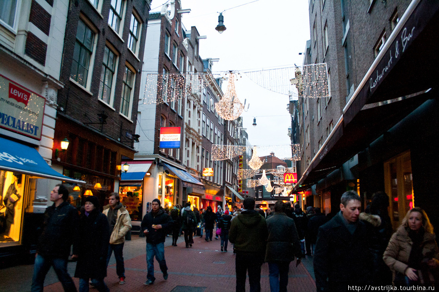 Люди на улицах Амстердама Амстердам, Нидерланды