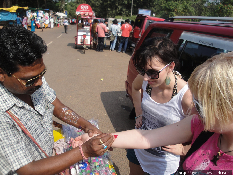 Тут же налетают люди с услугами. Хочешь — кокос купи, хочешь — татуировку сделай. Старый Гоа, Индия