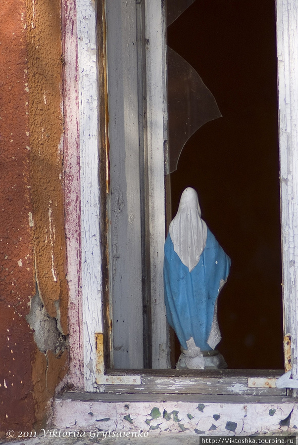 19.02.2011 года. Статуэтка Девы Марии в окне. Такое в Польше можно встретить часто в Польше