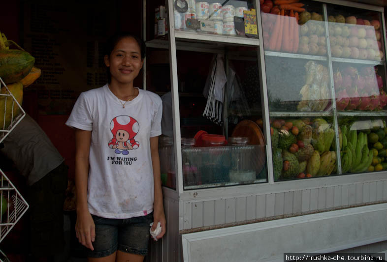 Путу — хозяйка лотка, где готовят соки. Она мастер своего дела. Удивительный и добрый человек! Кута, Индонезия