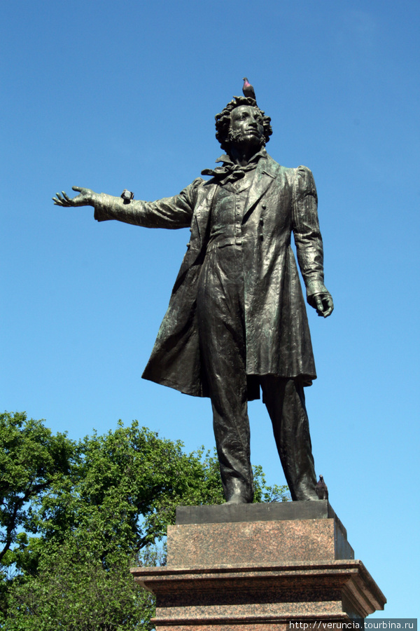 Памятник Пушкину на площади Искусств. Санкт-Петербург, Россия
