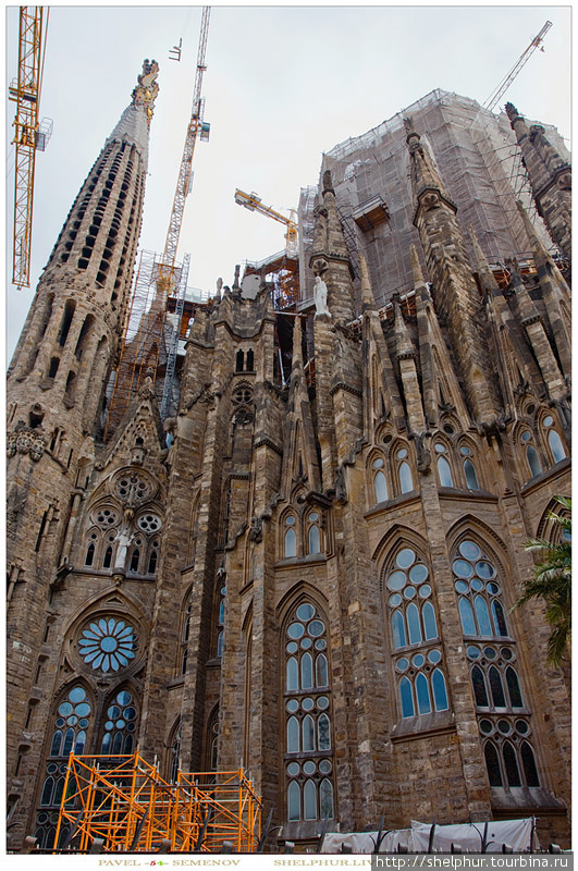 12 башен символизируют 12 апостолов, центральная башня с четырьмя башнями вокруг – Христа и четырех евангелистов, а одна боковая – символ Девы Марии. Барселона, Испания