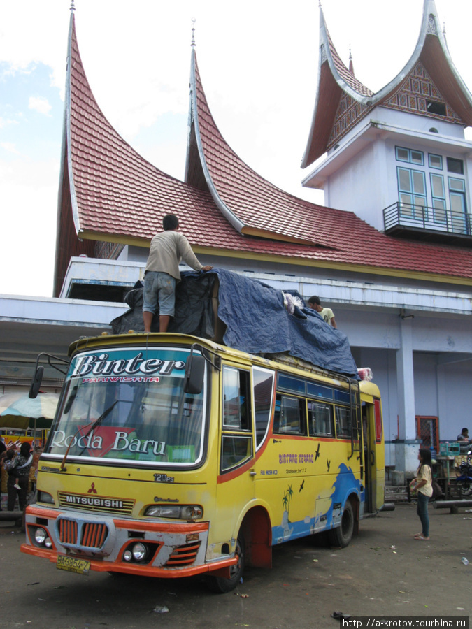 На автостанции = грузят автобус Букиттинги, Индонезия