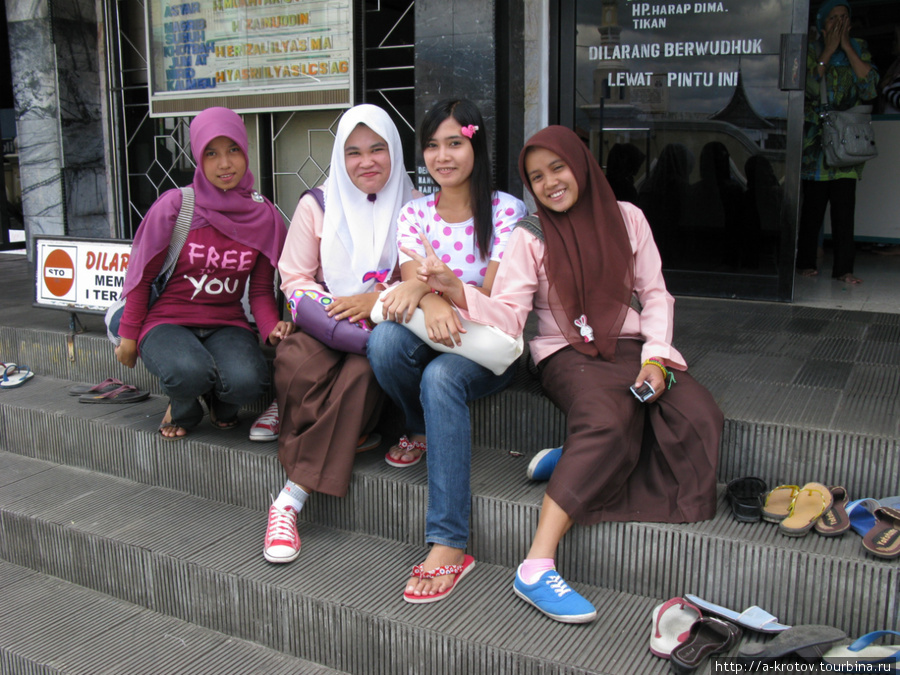 Букитингийские девушки Букиттинги, Индонезия