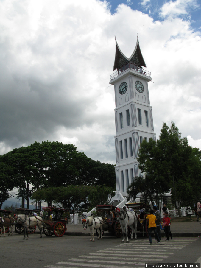 Часовая башня = центр города Букиттинги, Индонезия