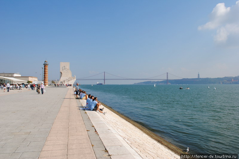 Жители столицы любят просто посидеть на каменном парапете и посмотреть на синюю воду Тежу Лиссабон, Португалия