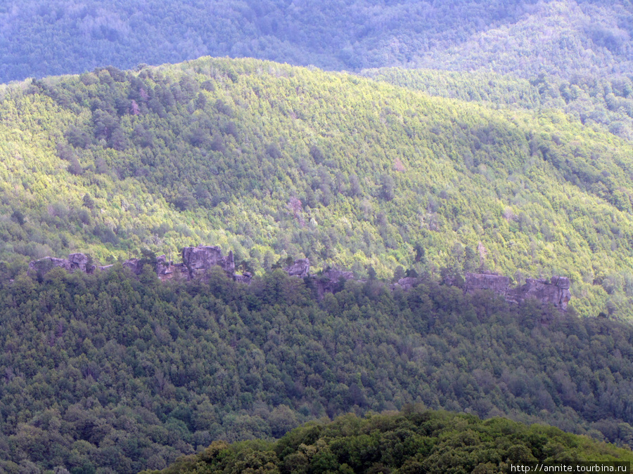 Панорама гор со смотровой площадки г. Тхаб (905 м. на уровнем моря).
Скалы-монастыри. Геленджик, Россия