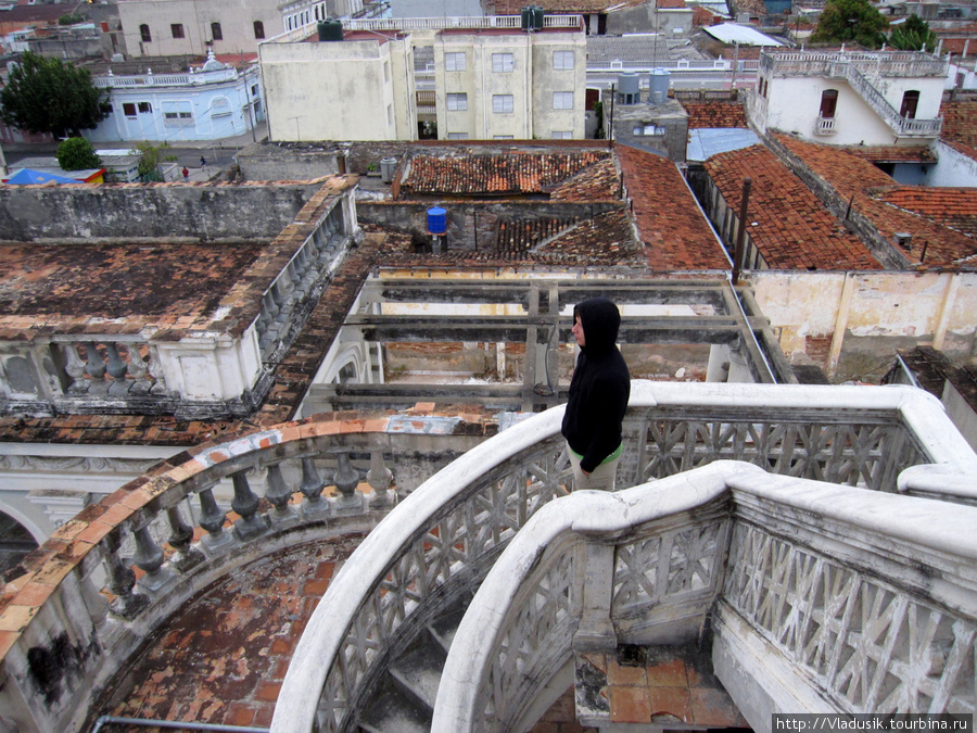 Масон на крыше :) Сьенфуэгос, Куба