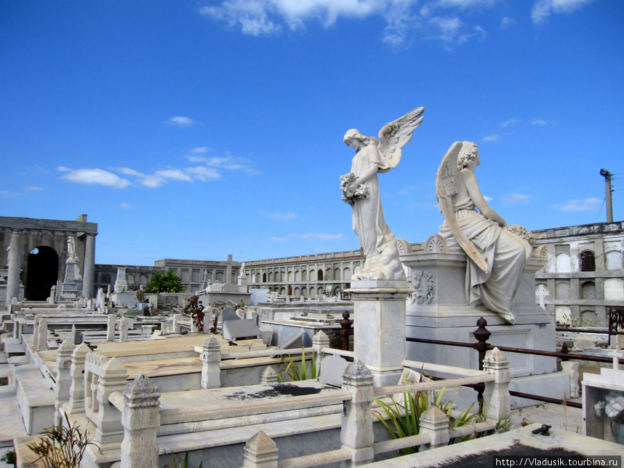 Кладбище было закрыто, но мы прорвались :) Сьенфуэгос, Куба