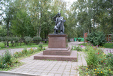 Памятник Вячеславу Шишкову в парке у автовокзала
