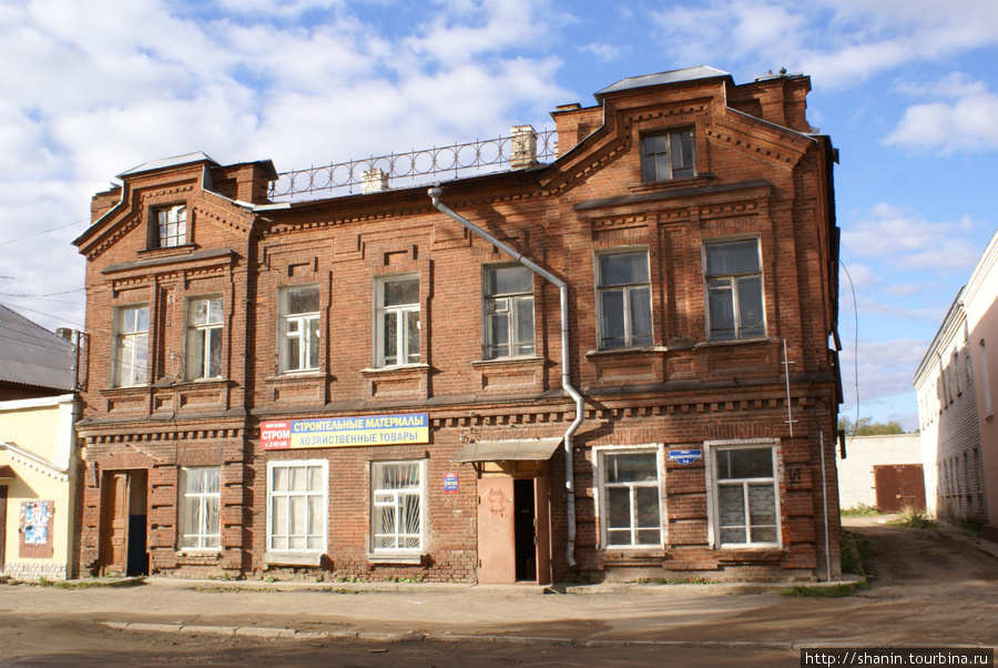 Старый двухэтажный дом в Бежецке Бежецк, Россия