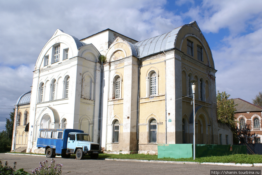 Старая церковь напротив автовокзала Бежецк, Россия