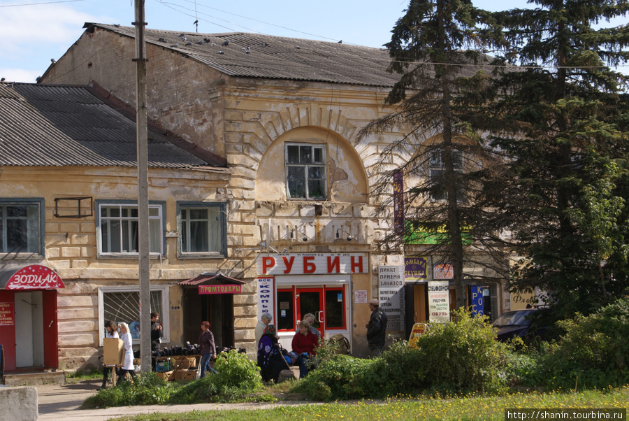 Магазины на центральной площади Бежецка Бежецк, Россия