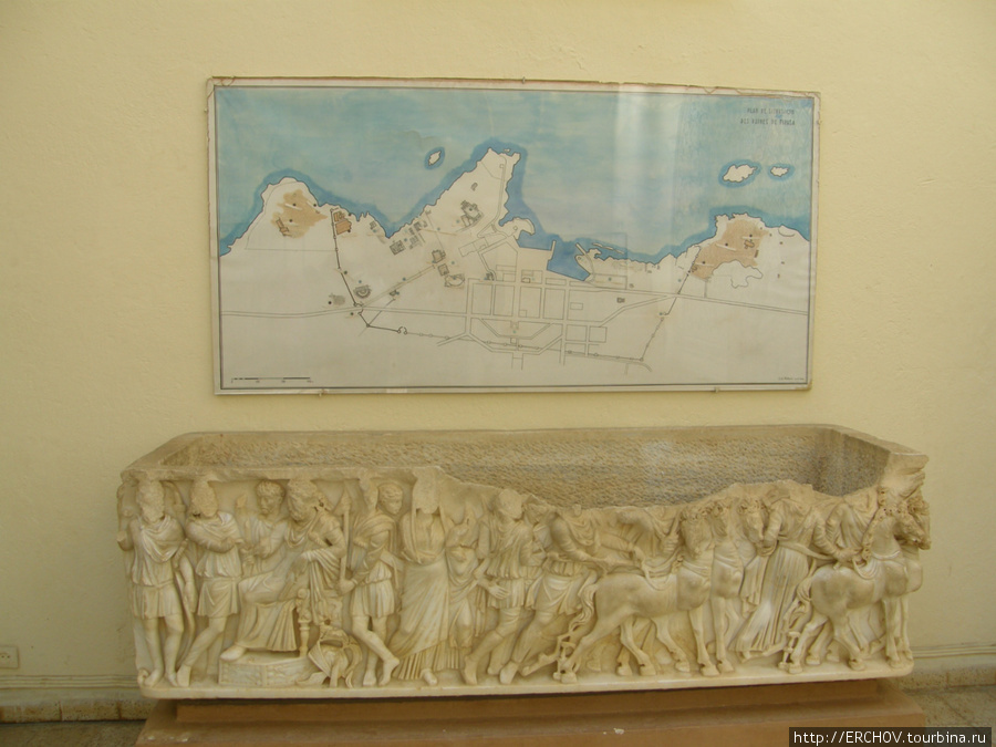 В местном музее. План города и древняя гробница. Типаса, Алжир