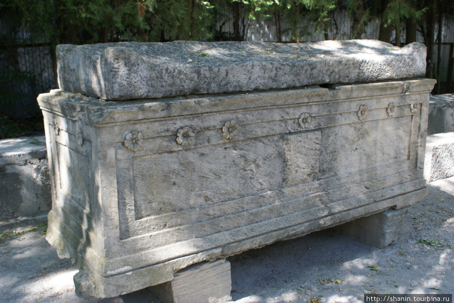 Саркофаг на руинах Горгипии