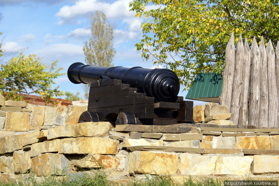 Старая пушка в Михайловском укреплении Архипо-Осиповка, Россия