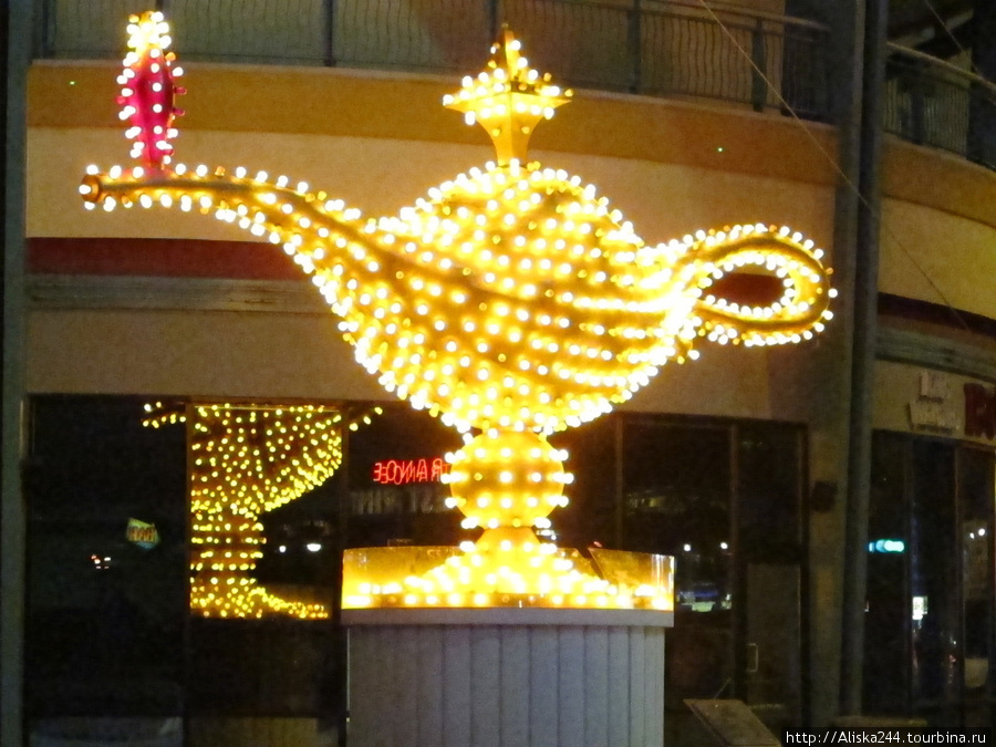 лампа Алладина — ещё один старый символ Вегаса Лас-Вегас, CША