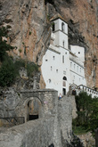 Монастырь Острог высечен в скале.К нему от дороги ведет  тропа вверх:только пешком.