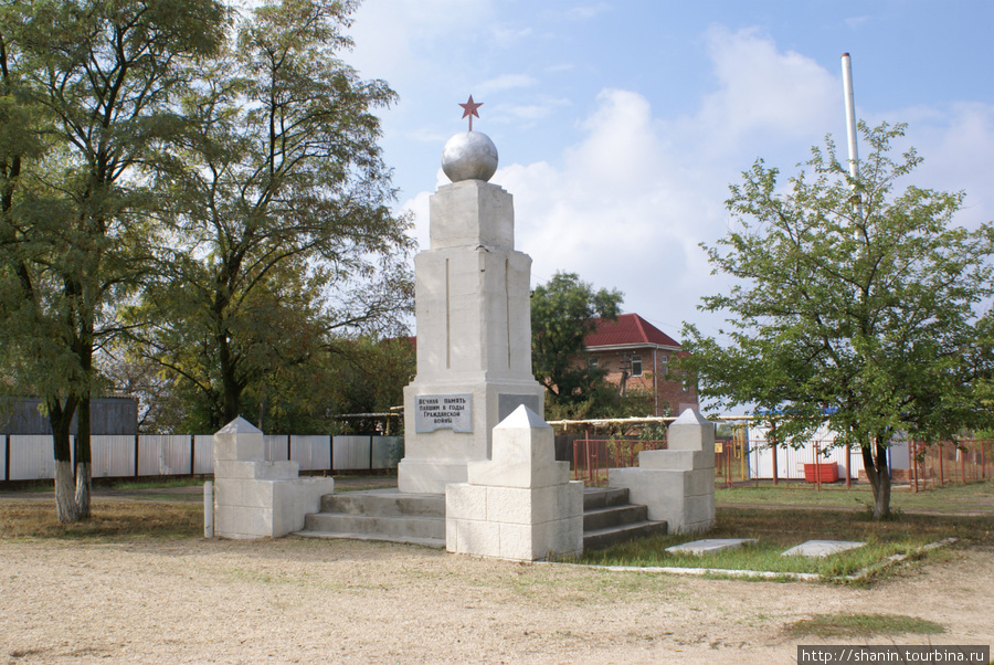 Памятник героям войны в станице Должанская Краснодарский край, Россия