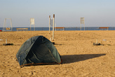Палатка на волейбольной площадке