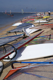 Доски с парусами на пляже
