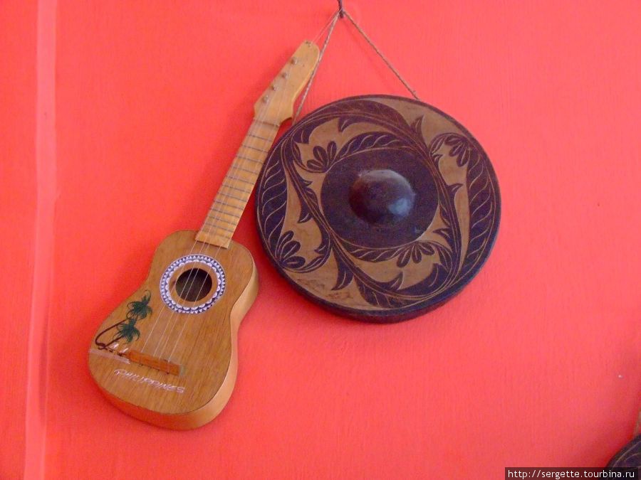 В интернет кафе на стене сувенирные муз инструменты Эль-Нидо, остров Палаван, Филиппины