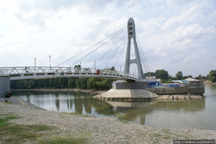 Мост на Солнечный остров со стороны центра Краснодара Краснодар, Россия