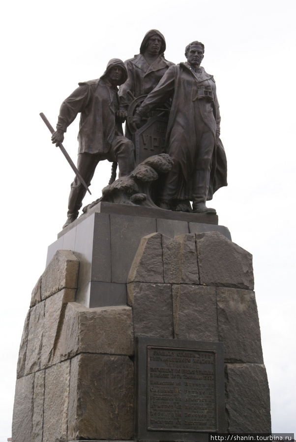 Памятник морякам — экипажу сейнера Уруп в Новороссийске Новороссийск, Россия