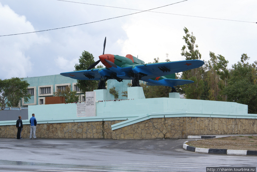 Памятник штурмовику Ил-2 в Новороссийске Новороссийск, Россия