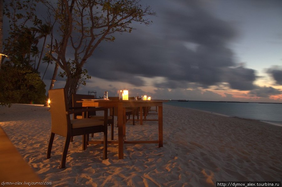 Романтический ужин, не ожидал, что будет столик на берегу моря. Очень прикольно. Мальдивские острова