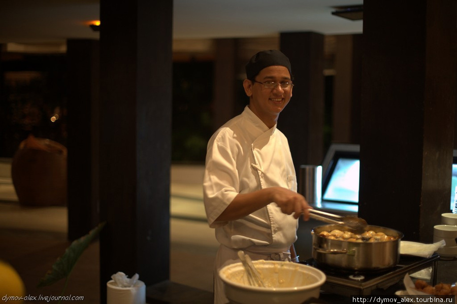 Повара приветливые, всегда улыбаются, очень вежливые и говорят по английски. Этот парень готовил что-то из местной кухни Мальдивские острова