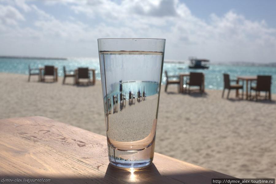 Воду здесь сразу приносят целую бутылку полтора литра, даже если ты заказываешь стакан. Наверное, предугадывают реакцию туристов на островатую пищу. Мальдивские острова