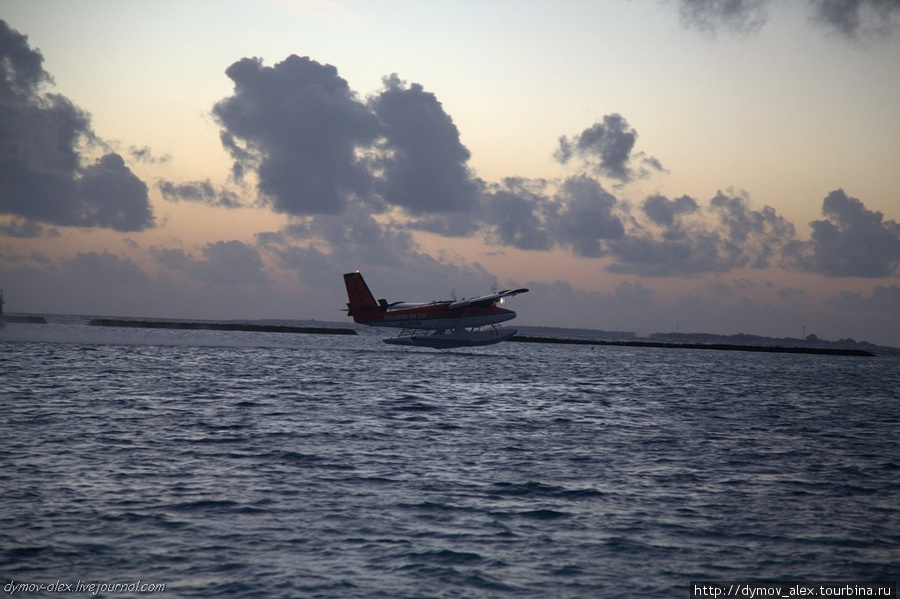 Очень хотел поймать самолет на фоне заката, но то закат очень торопится, то самолеты тормозят, пока совместить не смог (на данном фото солнце село минуты 2 назад, а потом он решил полететь, зараза такой). Мальдивские острова