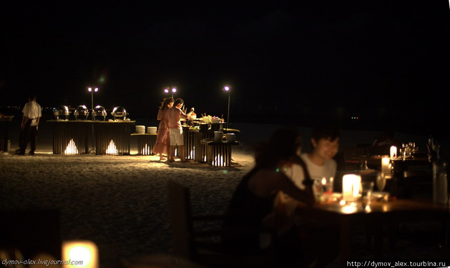 Сложно передать словами и фото настроение вечера, но если попробовать, то получится примерно так: Вы сидите вдвоем на берегу океана, в лицо дует теплый ветер, играет музыка, горят огни, на столе бокалы с шампанским и вкусная еда, и вам хорошо. Атмосфера потрясающая. Мальдивские острова