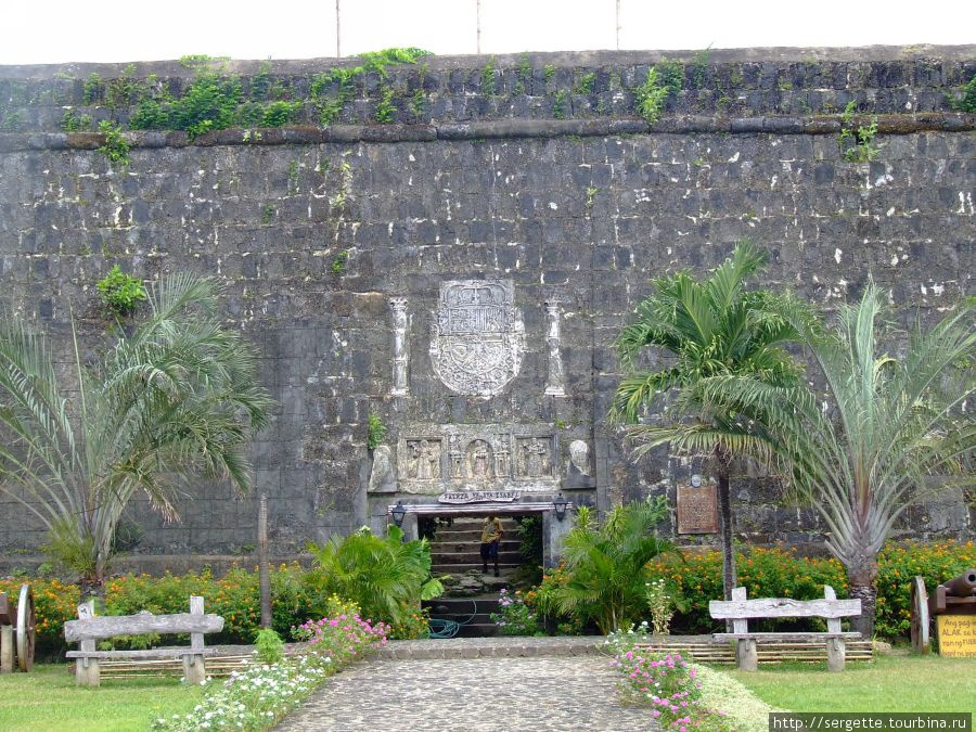 С низкими воротами Пуэрто-Принсеса, остров Палаван, Филиппины