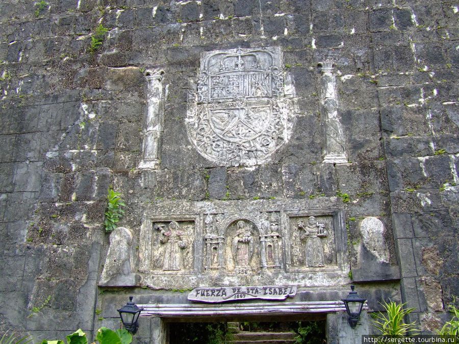 Написано по испански что крепость была заложена и тд и тп. Пуэрто-Принсеса, остров Палаван, Филиппины