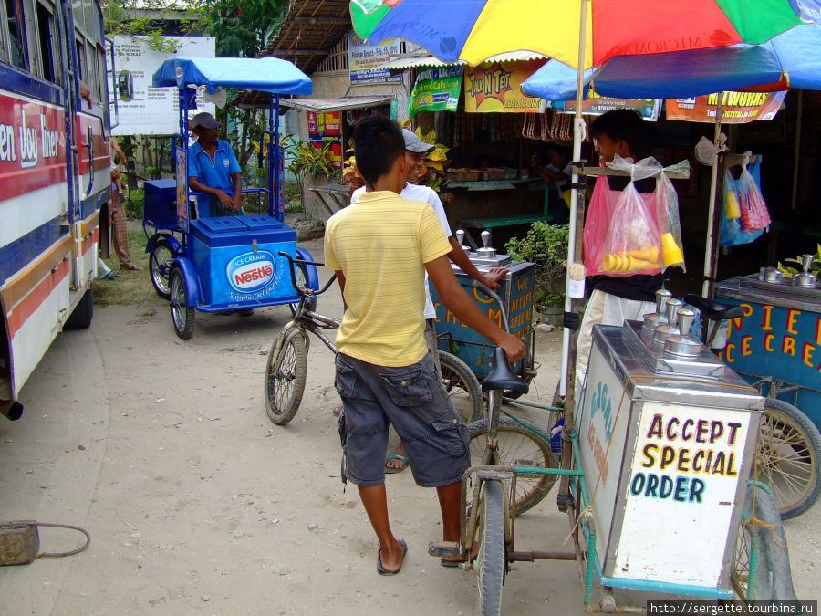 Еще одно случайное фото по дороге. В Рохасе. Торговцы мороженым Пуэрто-Принсеса, остров Палаван, Филиппины